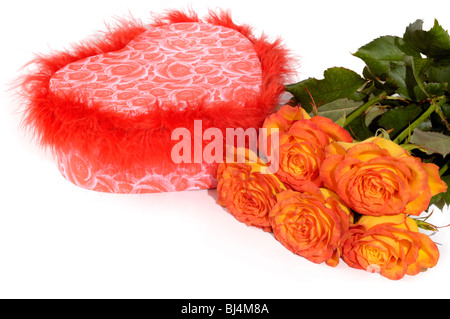 Ascoltare a forma di scatola regalo e mazzo di rose arancio isolato su sfondo bianco concettuale vita ancora Foto Stock