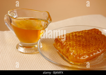 Favo di miele sulla piastra ancora vita Foto Stock