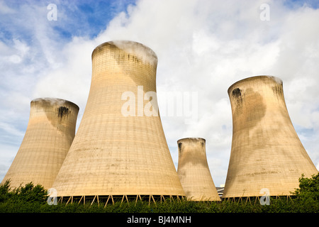 Torre di raffreddamento camini a alimentate a carbone Impianto di alimentazione UK Foto Stock