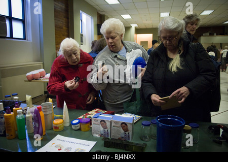 Thrifty shoppers in un libero fermata 'N' evento Swap in Jackson Heights quartiere di Queens a New York Foto Stock