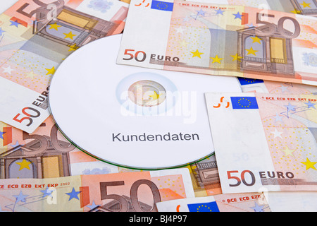 CD etichettato " Kundendaten', tedesco per "dati cliente", 50 le banconote in euro, immagine simbolica per il commercio illegale con i dati del cliente, brea Foto Stock