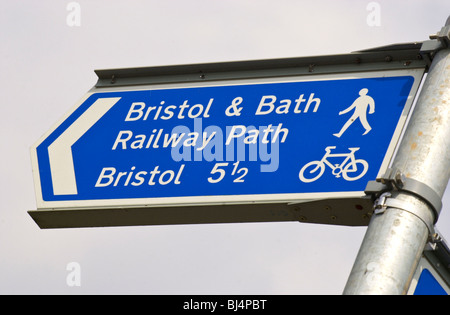 Ciclo Sustrans strada segno posto all'ex Mangotsfield stazione ferroviaria parte del ciclo nazionale Network vicino a Bristol Foto Stock