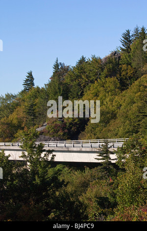 North Carolina Appalachian Mountains Blue Ridge Parkway Grandfather Mountain Range Linn Cove Viaduct negli Stati Uniti Nord America vita quotidiana ad alta risoluzione Foto Stock