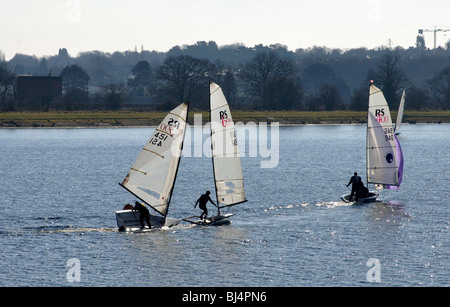 Barca a vela sul serbatoio di Bartley, Birmingham, West Midlands, England, Regno Unito Foto Stock