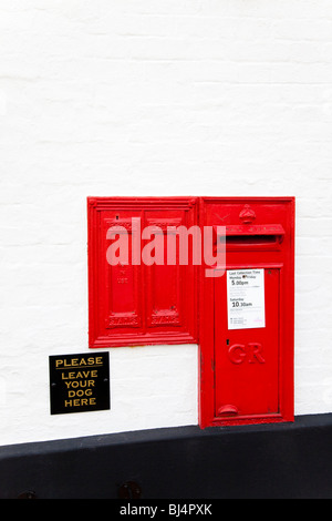 Winchesea post box a parete su High St, Winchelsea, East Sussex, Regno Unito Foto Stock