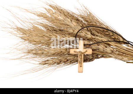 Una croce cristiana su spighe di grano - concezione religiosa - isolato su bianco Foto Stock