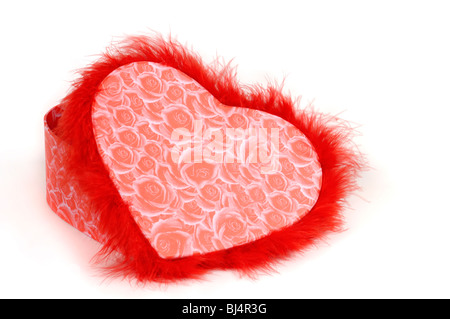 Bella rossa a forma di cuore scatola Fancy silhouette isolato su sfondo bianco. Il giorno di San Valentino idea regalo Foto Stock