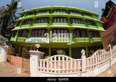 India Kerala, Kovalam, Vizhinjam Lighhouse Road, Sangithiri patrimonio Ayurveda, verde edificio dipinto Foto Stock