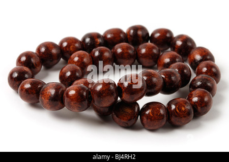 Close-up di perline di legno isolato su sfondo bianco Foto Stock