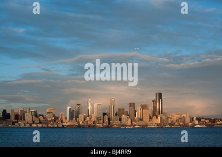 Un bel tramonto presi da ovest di Seattle. Una pioggia squall superato l'area momenti prima di creare l'interessante effetto nuvola. Foto Stock