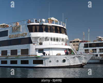 M/S Regency uno del fiume Nilo e barche di crociera in vari punti lungo il fiume Foto Stock