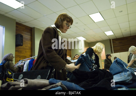 Thrifty shoppers in un libero fermata 'N' evento Swap in Jackson Heights quartiere di Queens a New York Foto Stock