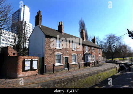 Bloccare i detentori cottages sul canal a Broad Street Basin Wolverhampton Regno Unito Foto Stock