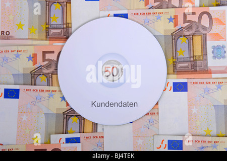 CD etichettato " Kundendaten', tedesco per "dati cliente", 50 le banconote in euro, immagine simbolica per il commercio illegale con i dati del cliente, brea Foto Stock