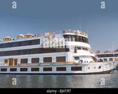 M/S Regency uno del fiume Nilo e barche di crociera in vari punti lungo il fiume Foto Stock