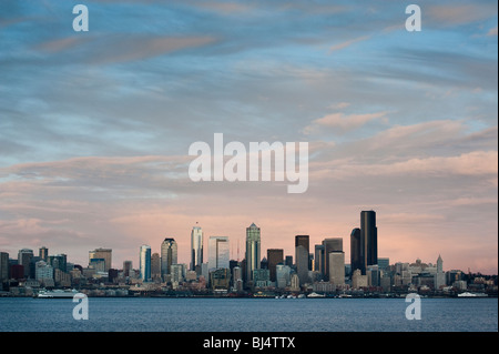 Un bel tramonto presi da ovest di Seattle. Una pioggia squall superato l'area momenti prima di creare l'interessante effetto nuvola. Foto Stock