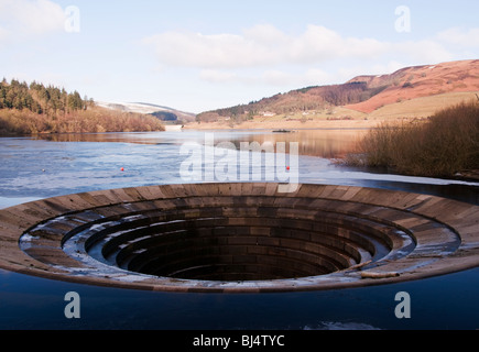 Il traboccamento a ladybower serbatoio nel parco nazionale di Peak District, noto anche come il foro del tappo. Foto Stock