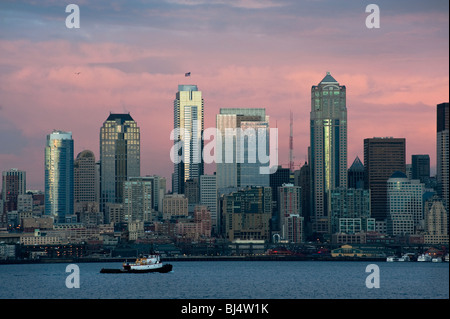 Un bel tramonto presi da ovest di Seattle. Una pioggia squall superato l'area momenti prima di creare l'interessante effetto nuvola. Foto Stock