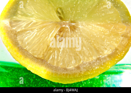 Succo di fetta di limone ripresa subacquea Foto Stock