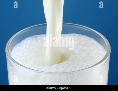Bicchiere di latte su uno sfondo blu Foto Stock
