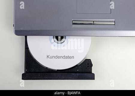 CD etichettato " Kundendaten', tedesco per "dati cliente", in un'unità del computer, immagine simbolica per il commercio illegale con i dati del cliente Foto Stock
