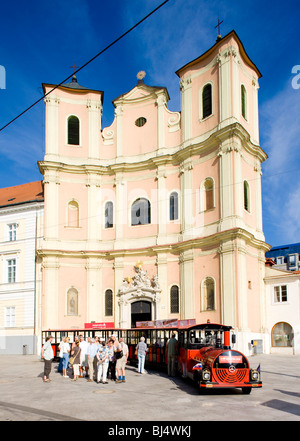 Treno turistico nella parte anteriore della Chiesa della Trinità, Bratislava, Slovacchia Foto Stock