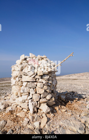 Rock cairn sulla montagna vertice Obzova, devastazione del carso paesaggio, isola di Krk, Croazia Foto Stock