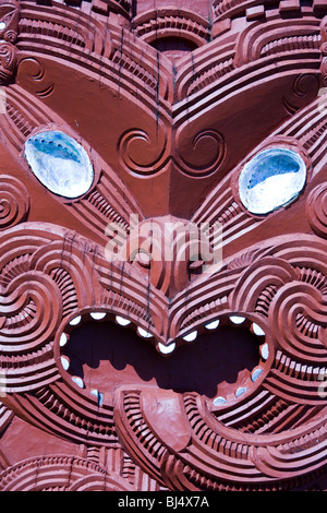 Sculture in legno sulla facciata della Rotowhio Marae un meeting house a Te Puia un popolare Maori centro culturale a Rotorua Nuova Zelanda Foto Stock