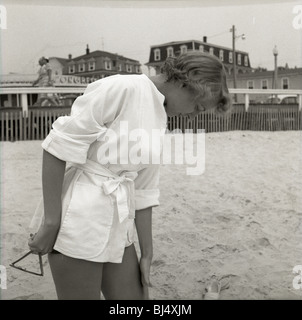 Moda donna in spiaggia durante il 1950s. sun fashion board walk oceano atlantico Foto Stock