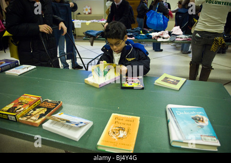 Thrifty shoppers in un libero fermata 'N' evento Swap in Jackson Heights quartiere di Queens a New York Foto Stock