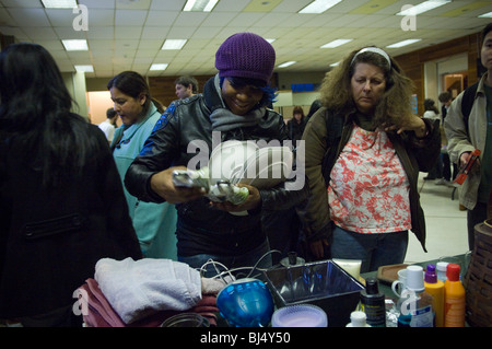 Thrifty shoppers in un libero fermata 'N' evento Swap in Jackson Heights quartiere di Queens a New York Foto Stock