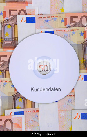 CD etichettato " Kundendaten', tedesco per "dati cliente", 50 le banconote in euro, immagine simbolica per il commercio illegale con i dati del cliente, brea Foto Stock