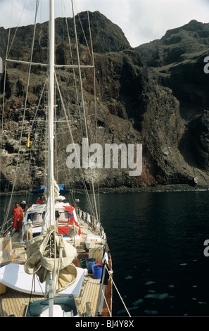 Barca a vela ancorata di fronte alla scogliera di Punta Vicente Roca, Isabela Island, Galapagos Foto Stock