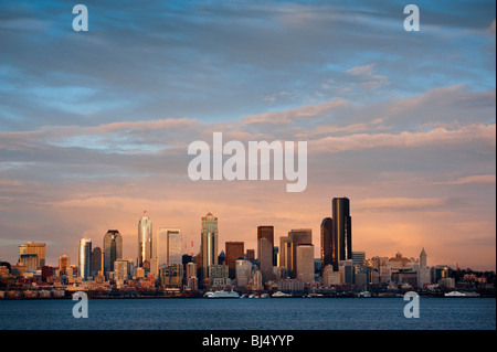 Un bel tramonto presi da ovest di Seattle. Una pioggia squall superato l'area momenti prima di creare l'interessante effetto nuvola. Foto Stock