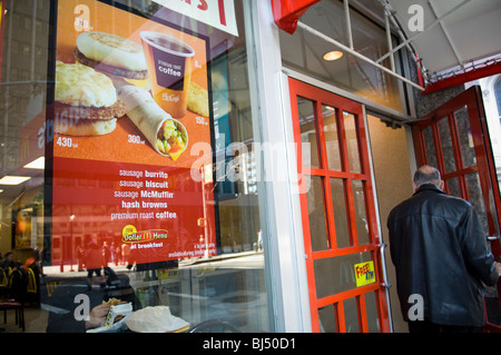 Ristorante McDonald's post calorie per i piatti di salsiccia, hash browns e caffè, nel centro cittadino di Manhattan a New York Foto Stock