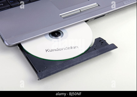CD etichettato " Kundendaten', tedesco per "dati cliente", in un'unità del computer, immagine simbolica per il commercio illegale con i dati del cliente Foto Stock