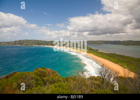 Guardando lungo la spiaggia di Palm ( a sinistra) e pittwater dal promontorio barrenjoey Sydney Australia Foto Stock