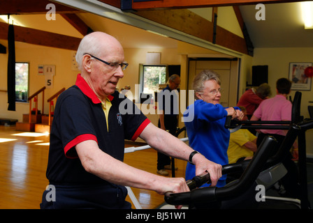 Cuore anziani pazienti impegnandosi in un allenamento un aiuto per il loro recupero a una unità di riabilitazione a seguito della chirurgia cardiaca, Alton, HAMPSHIRE, Regno Unito. Foto Stock