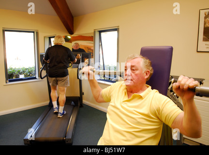 Cuore anziani pazienti impegnandosi in un allenamento un aiuto per il loro recupero a una unità di riabilitazione a seguito della chirurgia cardiaca, Alton, HAMPSHIRE, Regno Unito Foto Stock