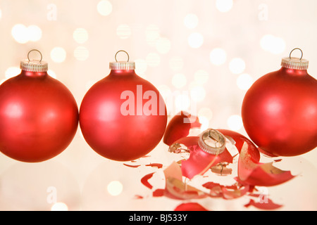 La rottura di una pallina Natale tra gli altri Foto Stock