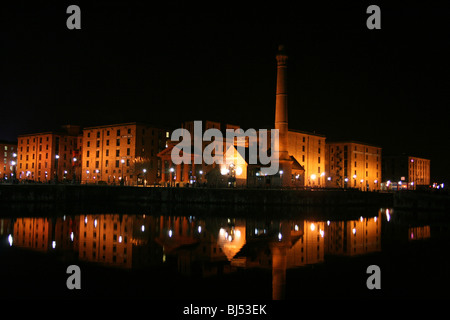 Il molo di notte, Liverpool, Merseyside, Regno Unito Foto Stock