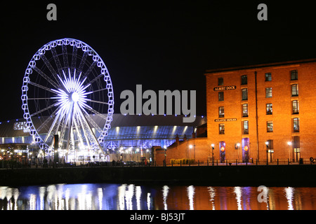 La grande ruota e Albert Dock di notte, Liverpool, Merseyside, Regno Unito Foto Stock