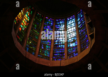 John Piper e Patrick Reyntiens' in vetro colorato per la lanterna, Liverpool Metropolitan Cathedral Foto Stock