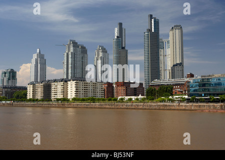 Moderno ed alto edificio di appartamenti e uffici comprese le parc e mulieris torri puerto madero Capital Federal Buenos Aires Foto Stock