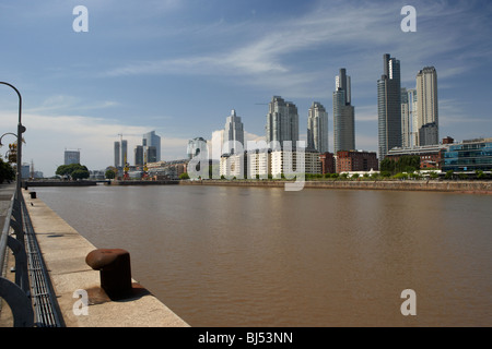 Moderno ed alto edificio di appartamenti e uffici comprese le parc e mulieris torri puerto madero Capital Federal Buenos Aires Foto Stock