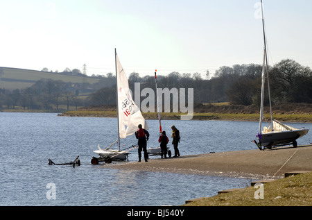 Barca a vela sul serbatoio di Bartley, Birmingham, Inghilterra, Regno Unito Foto Stock