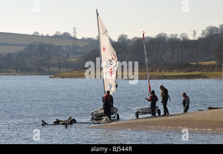 Barca a vela sul serbatoio di Bartley, Birmingham, Inghilterra, Regno Unito Foto Stock