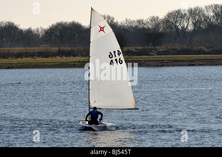 Barca a vela sul serbatoio di Bartley, Birmingham, Inghilterra, Regno Unito Foto Stock