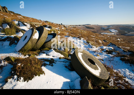 Macine abbandonate al di sotto del bordo Stanage, Peak District, Derbyshire, Regno Unito Foto Stock