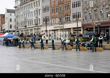 Arcieri praticanti in piazza, Nottingham. Foto Stock
